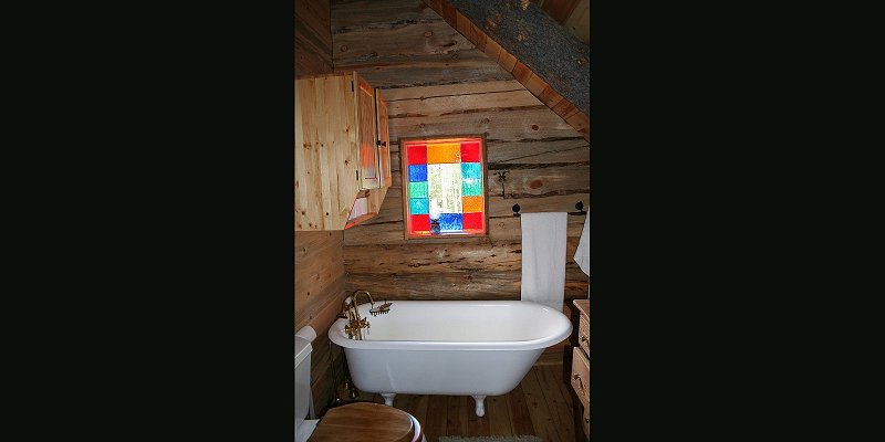 upstairs bath room with stain glass window