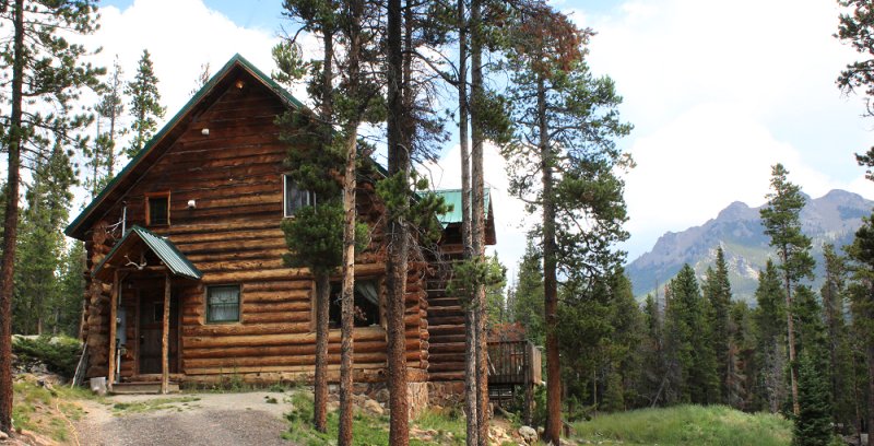 cabin backside with twin sisters